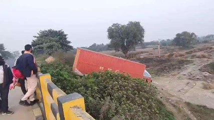 छपरा: अनियंत्रित होकर पार्सल का ट्रक पलटा, बाल-बाल बचे चालक और उपचालक