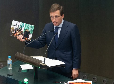 Almeida utiliza a ETA y Hamás en un bochornoso discurso para atacar a Pedro Sánchez