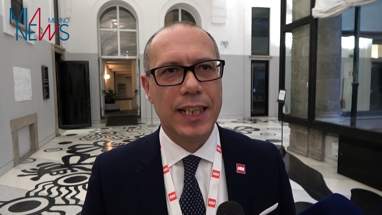 Francesco  Mascolo, amministratore delegato di MM, spiega come funzioner? l'impianto di riscaldamento del palazzo del Demanio in corso Monforte