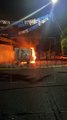 #Preliminar Voraz incendio consumió una camioneta de tres toneladas en calles de la colonia Jardines del Sur de Guadalajara. Autoridades ya investigan el hecho #GuardiaNocturna