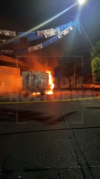 #Preliminar Voraz incendio consumió una camioneta de tres toneladas en calles de la colonia Jardines del Sur de Guadalajara. Autoridades ya investigan el hecho #GuardiaNocturna