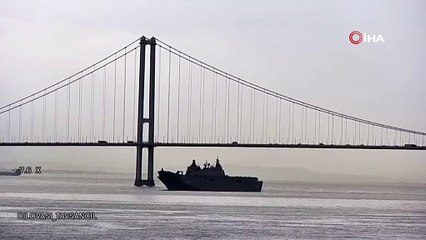 TCG Anadolu tüm heybetiyle İzmit Körfezinde