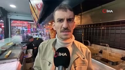 Saçını koparıp yemeğe attı, paramı geri istiyorum dedi!