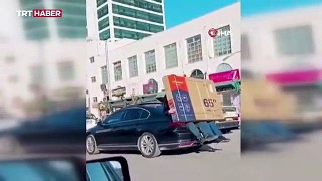 Bagaja sığmayan televizyonu böyle taşıdılar