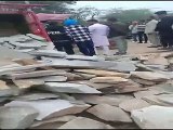 पत्थरों से भरी ट्रैक्टर ट्रोली पलटी, चालक ने कूदकर बचाई जान-video