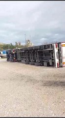 Bursa'da fırtına Erik Su Fabrikası'nın bahçesinde tırları devirdi