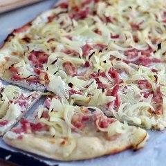 Pizza carbonara con bacon y cebolla