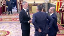 Sánchez se ajusta los pantalones delante de Felipe VI, Armengol y Rollán en los pasillos del Congreso