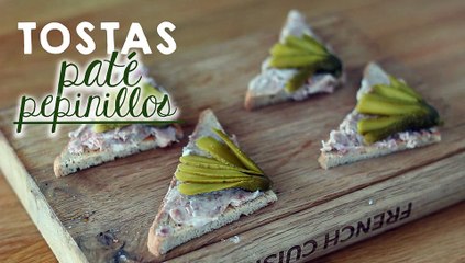 Tostas paté de campaña y pepinillos