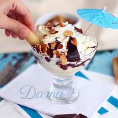 Dama blanca, helado de vainilla con chocolate y nata