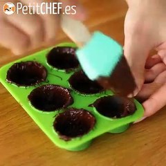 Bombones de chocolate negro con caramelo y almendras
