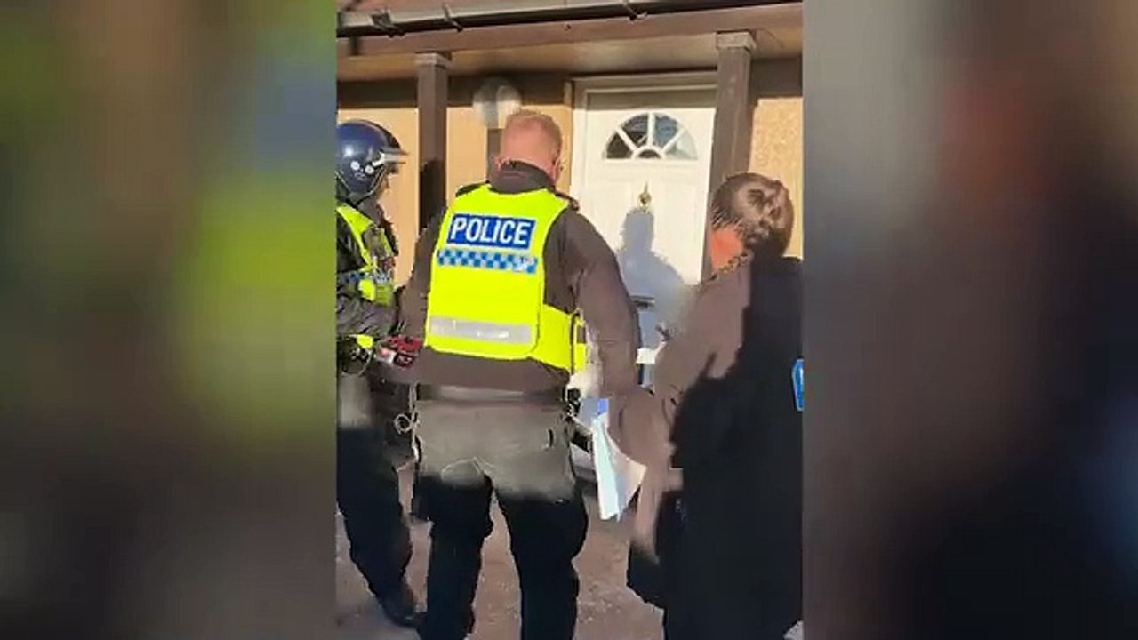 Police smash door down in drugs raid at Doncaster house