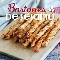 Bastones de hojaldre y sésamo