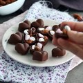 Bombones de chocolate con esponjitas y avellanas