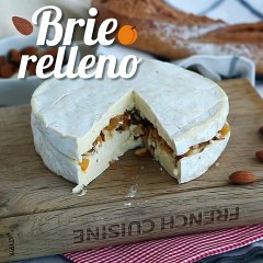 Queso brie relleno de almendras y albaricoque