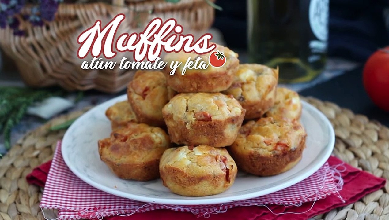 Muffins de atún, tomate y feta