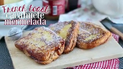 Tostadas francesas con crema de cacahuete y mermelada