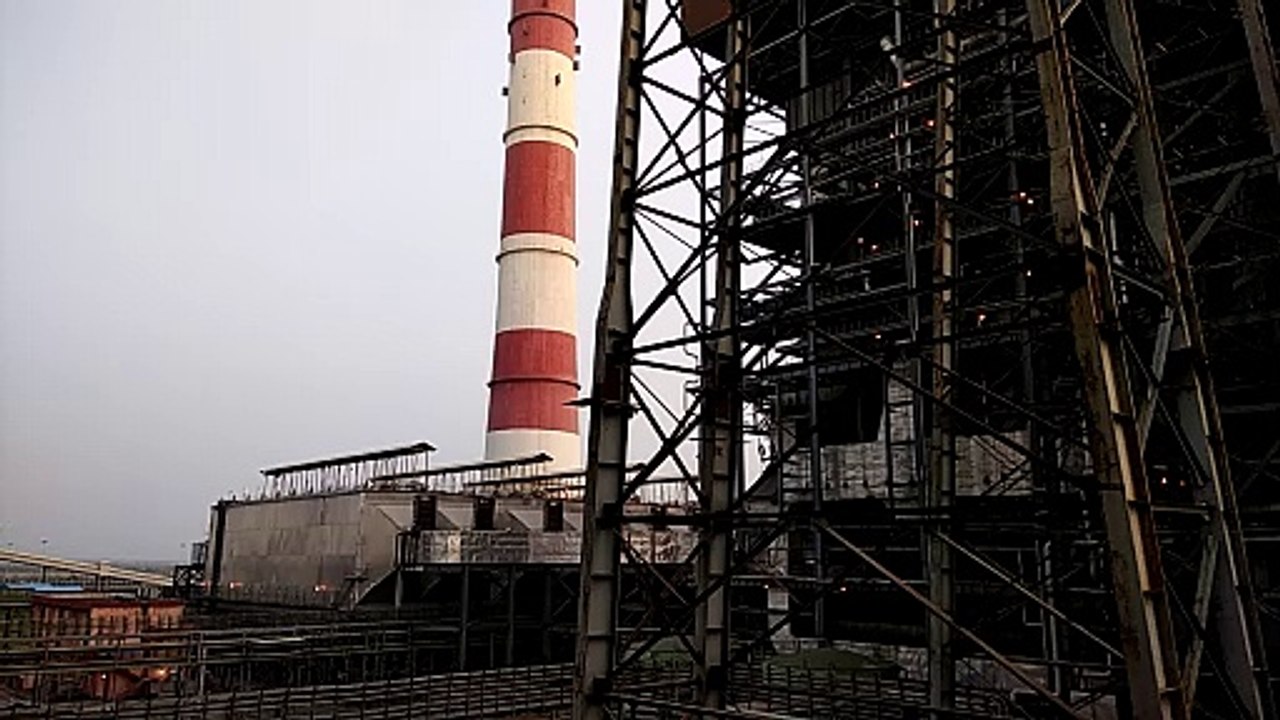 Accidents occur due to free thermal ash spreading on the road