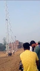 100 फिट ऊंचे टावर पर चढ़ कर बैठा था, लोगों की नजर पड़ी तो मच गया हड़कंप