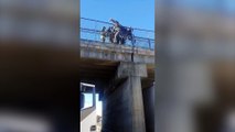 Milano, tenta il suicidio gettandosi dal cavalcavia: il video in cui viene salvato da un poliziotto