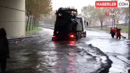 Esenler'de Alt Geçit Sular Altında Kaldı