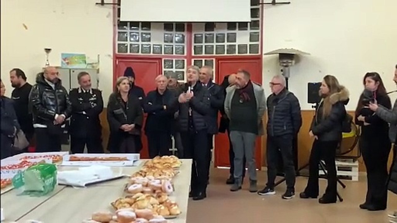 Ponticelli, rinasce il campo di calcetto: l'arcivescovo di Napoli gioca a calcio con i ragazzi