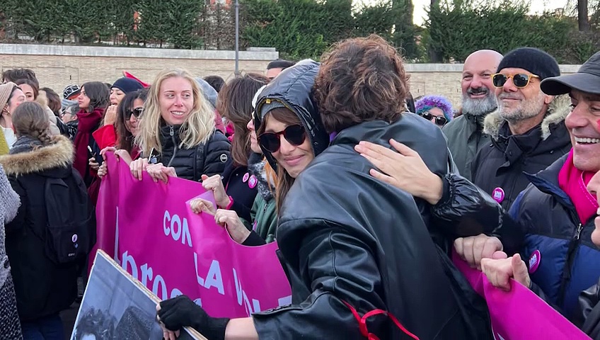 Video Caterina Cesari e quell'abbraccio in piazza con Paola Cortellesi: \