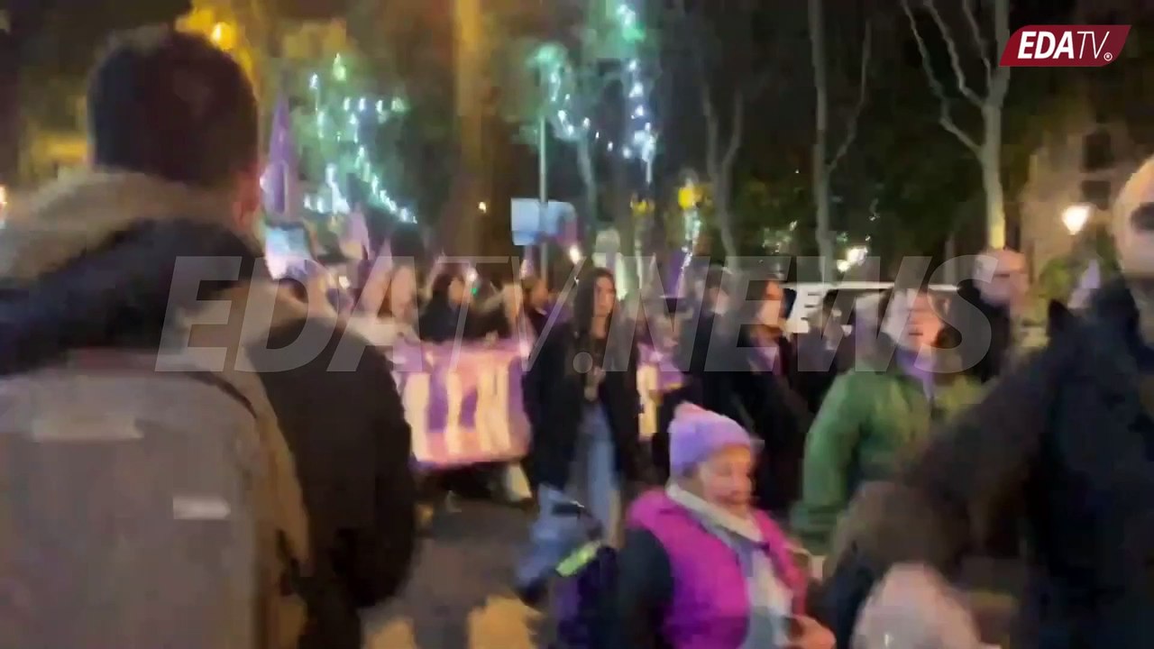 Con esta violencia tratan los manifestantes de Podemos a una reportera de EDATV en plena concentración
