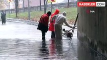 Esenler'de beline kadar suya giren belediye çalışanı suyu böyle tahliye etmeye çalıştı