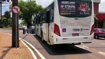 Uno e ônibus se envolvem em colisão na Praça do Migrante, em Cascavel