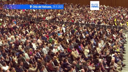 Udienza pubblica per il Papa dopo il viaggio annullato a Dubai: evidenti difficoltà respiratorie