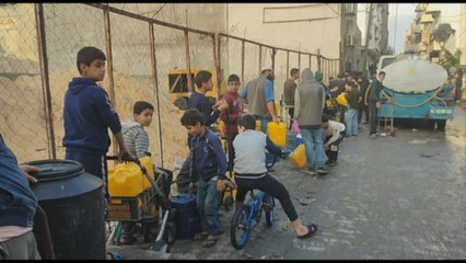 Lunghe file si formano a Gaza per procurarsi l'acqua