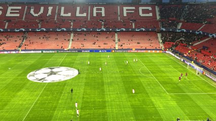 Saltan los jugadores del Sevilla a calentar