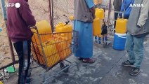 Gaza City, in coda per procurarsi dell'acqua potabile