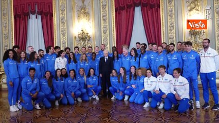 Télécharger la video: Selfie e strette di mano per Mattarella e gli azzurri della Nazionale di atletica