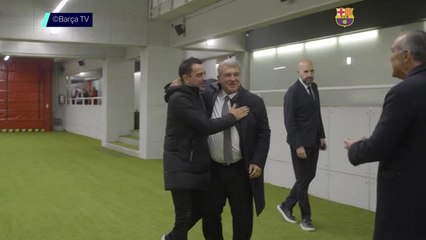 Barça - Le belle accolade entre Xavi et le président Laporta