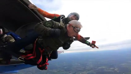 Se lanza Gobernador de Texas en paracaídas