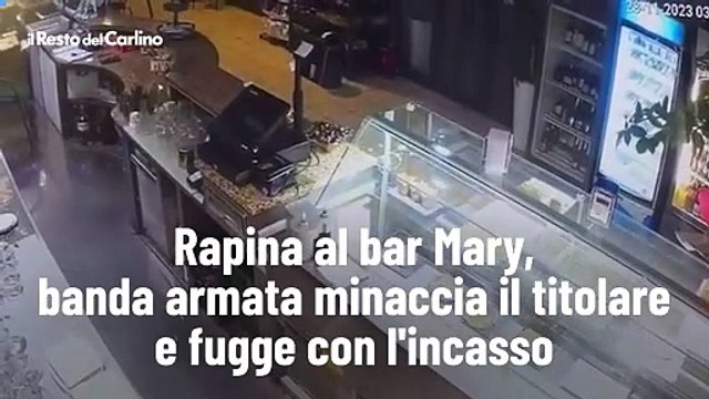 Rapina al bar Mary, banda armata minaccia il titolare e fugge con l'incasso
