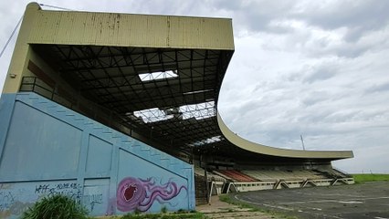 下载视频: LUGAR SINISTRO COM MUITOS BARULHOS, O SAMBÓDROMO ABANDONADO