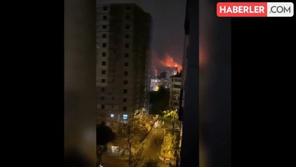 Kadıköy'de 14 katlı metruk binanın çatısına yıldırım düştü