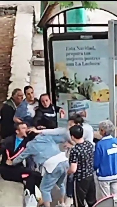 Piñazos y jalones de pelo en una brutal pelea en plena calle de La Laguna