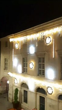La mairie de Nîmes s'illumine et lance Noël 2023