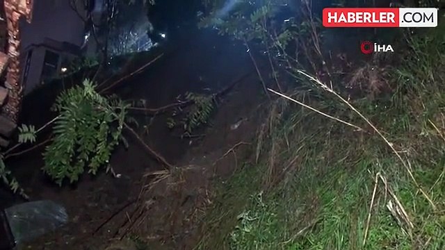 Eyüpsultan'da Sağanak Yağış Sonucu Toprak Kayması: 1 Gecekondu Boşaltıldı