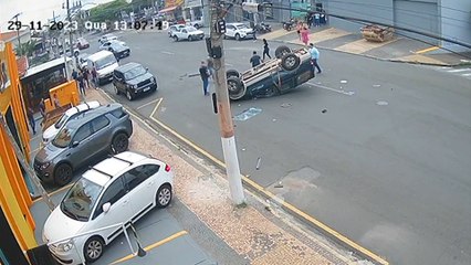 Caminhonete capota na av. Campos Salles em Americana; vídeo
