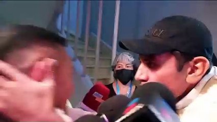 Jorge Salinas intentó robarle un beso a un reportero.