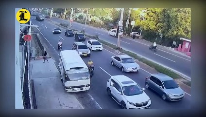 Momento en que la patana impacta el minibus