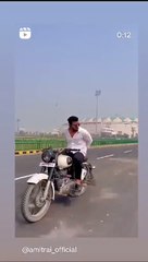 Video: युवक ने चलती बुलेट पर लहराया तमंचा और फिर, हुए सब परेशान