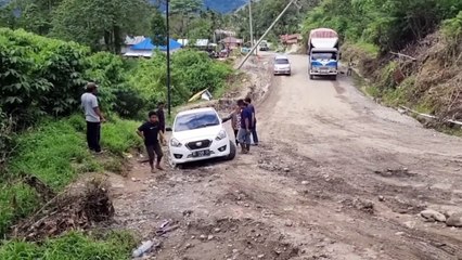 Mundur Di Jalan Licin- Batu Jomba -- Mobil FWD Lemah Di Tanjakan