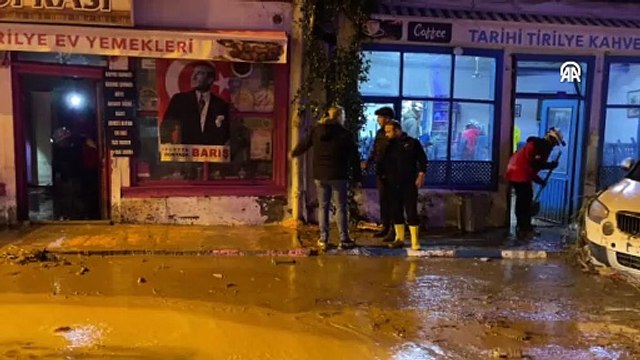 Tirilye'de sağanak nedeniyle araçlar sürüklendi, iş yerlerini su bastı (3)