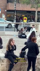 Mujer pasea un hombre con correa como si fuera un perro